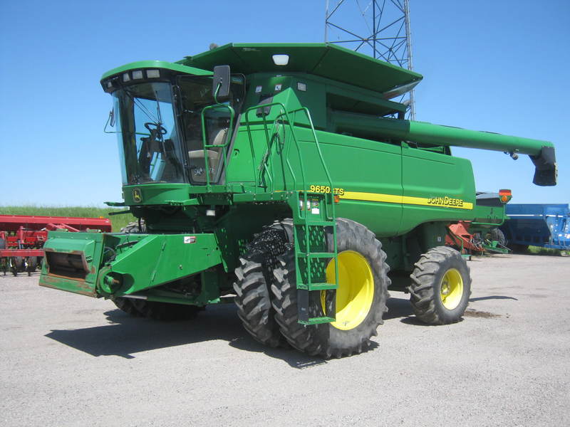 Combines & Harvesting Equipment  John Deere 9650 STS Combine Photo